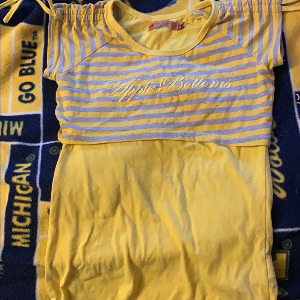 Apple bottom yellow shirt